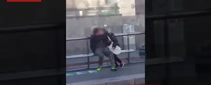 Graban a una pareja practicando sexo en una estación de tranvía en Barcelona a plena luz del día Graban a una pareja practicando sexo en una estación de tranvía en Barcelona a plena luz del día