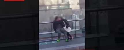 Graban a una pareja practicando sexo en una estación de tranvía en Barcelona a plena luz del día Graban a una pareja practicando sexo en una estación de tranvía en Barcelona a plena luz del día