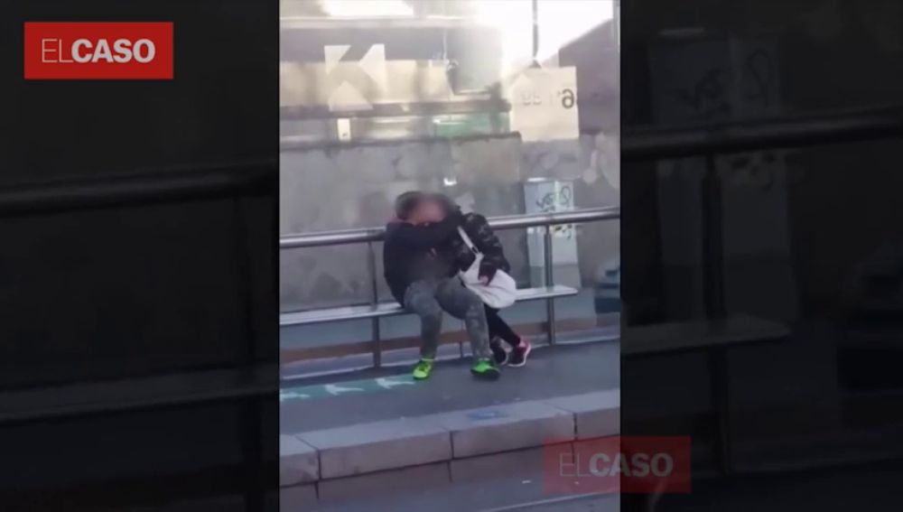 Graban a una pareja practicando sexo en una estación de tranvía en Barcelona a plena luz del día