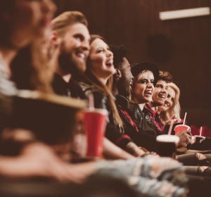 Grupo de amigos en una sala de cine Grupo de amigos en una sala de cine