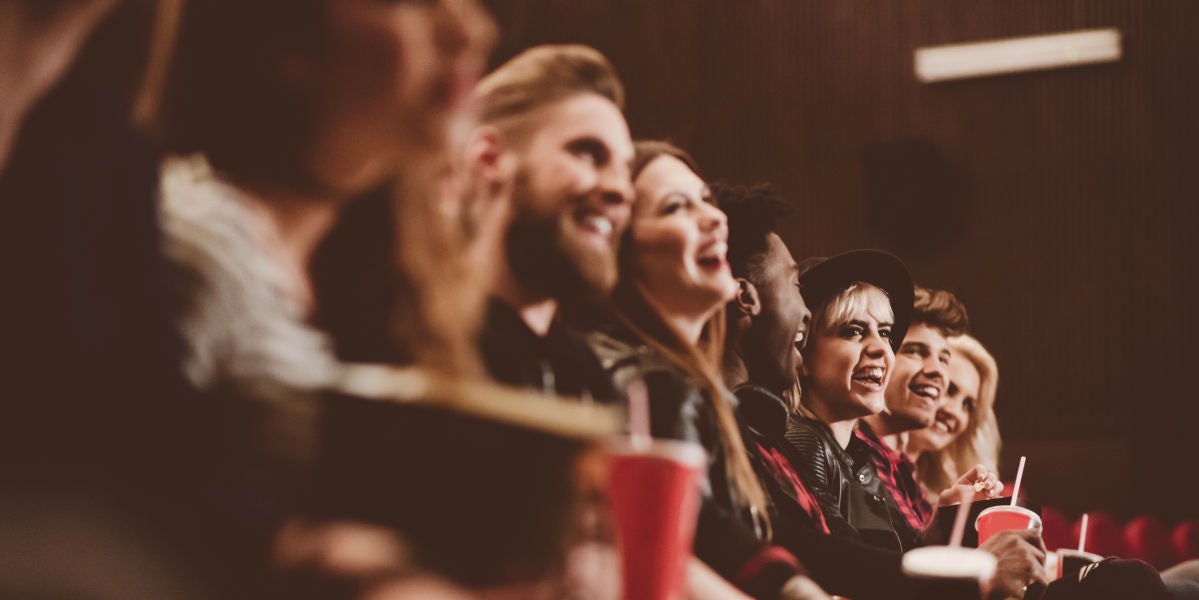 Grupo de amigos en una sala de cine