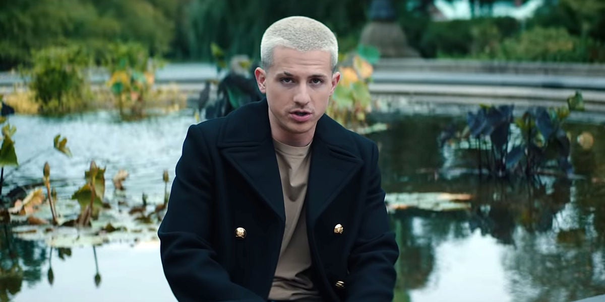 Charlie Puth en el vídeo de 'Cheating on you'