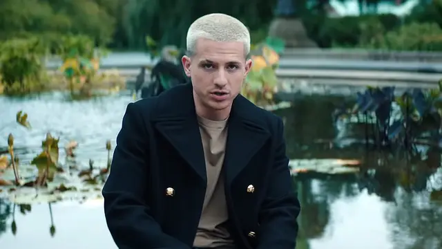 Charlie Puth en el vídeo de 'Cheating on you'