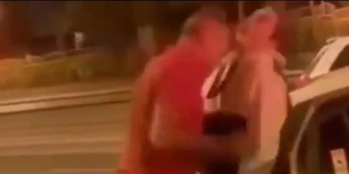 El vídeo del cabezazo de un taxista a un cliente tras discutir por el coste de una carrera en Granada