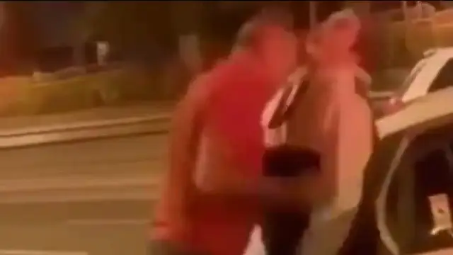 El vídeo del cabezazo de un taxista a un cliente tras discutir por el coste de una carrera en Granada