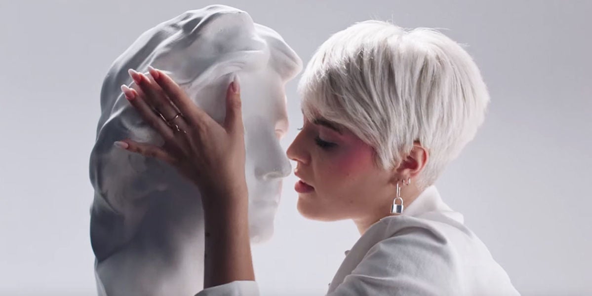 Alba Reche en el videoclip de 'Medusa'
