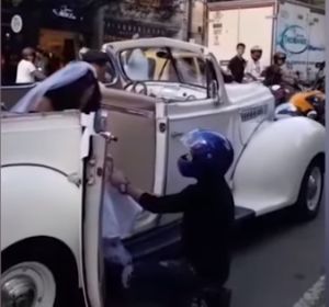 El momento en el que un hombre trata de impedir la boda de su expareja El momento en el que un hombre trata de impedir la boda de su expareja