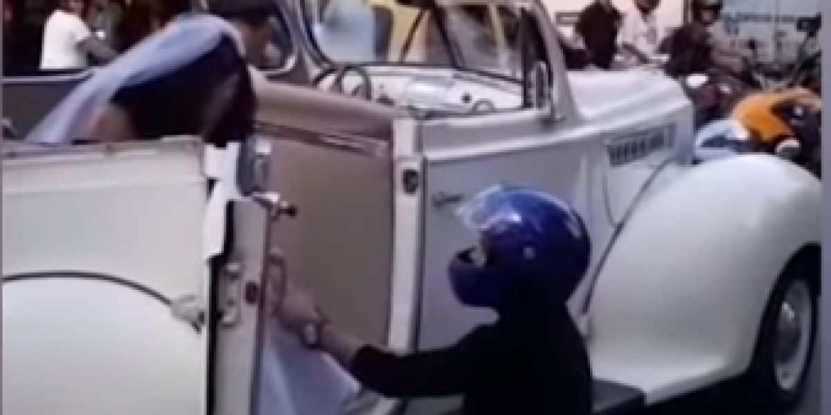 El momento en el que un hombre trata de impedir la boda de su expareja