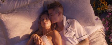 Justin Bieber y Hailey Baldwin en el videoclip de ‘10,000 Hours’ 