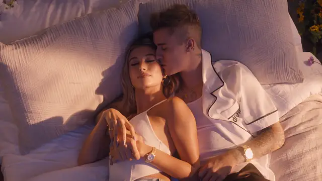 Justin Bieber y Hailey Baldwin en el videoclip de ‘10,000 Hours’