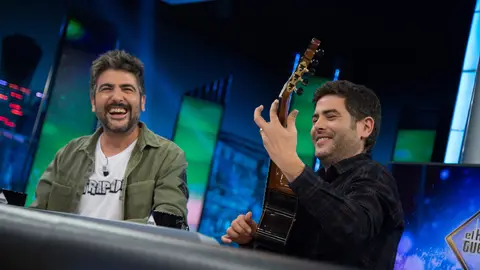 Estopa sorprende en directo en 'El Hormiguero 3.0' con unos acordes de su nueva canción 'Pobre Siri' Estopa sorprende en directo en 'El Hormiguero 3.0' con unos acordes de su nueva canción 'Pobre Siri'