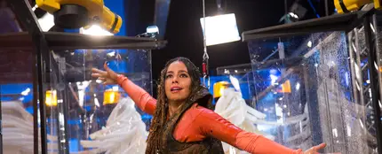 Cristina Pedroche pone a prueba el asombroso túnel de lavado humano en 'El Hormiguero 3.0' Cristina Pedroche pone a prueba el asombroso túnel de lavado humano en 'El Hormiguero 3.0'