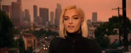 Bebe Rexha en el videoclip de 'You Can't Stop The Girl' Bebe Rexha en el videoclip de 'You Can't Stop The Girl'