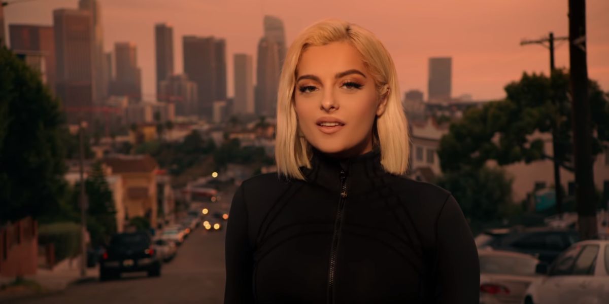 Bebe Rexha en el videoclip de 'You Can't Stop The Girl'