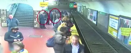 Un joven se desmaya en el metro de Buenos Aires y empuja a una mujer a las vías Un joven se desmaya en el metro de Buenos Aires y empuja a una mujer a las vías