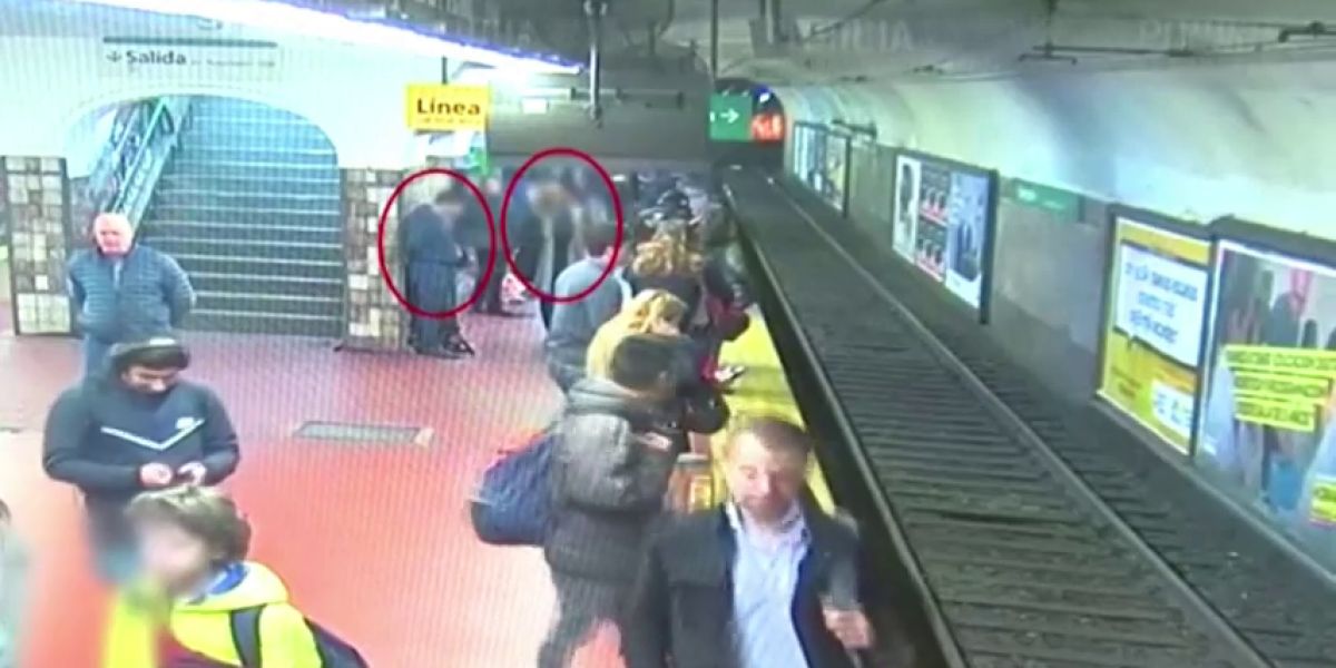 Un joven se desmaya en el metro de Buenos Aires y empuja a una mujer a las vías