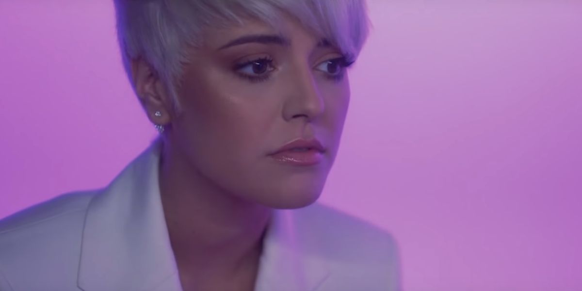 Alba Reche en el videoclip de 'Caronte'