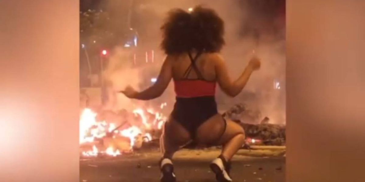 Un frame del vídeo de la joven haciendo 'twerking' Barcelona
