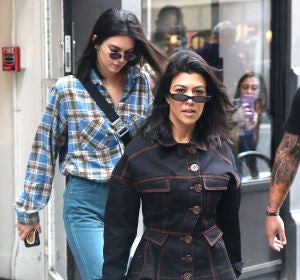 Kourtney Kardashian y su hermana Kendall Jenner Kourtney Kardashian y su hermana Kendall Jenner