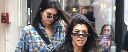 Kourtney Kardashian y su hermana Kendall Jenner Kourtney Kardashian y su hermana Kendall Jenner