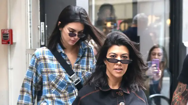 Kourtney Kardashian y su hermana Kendall Jenner