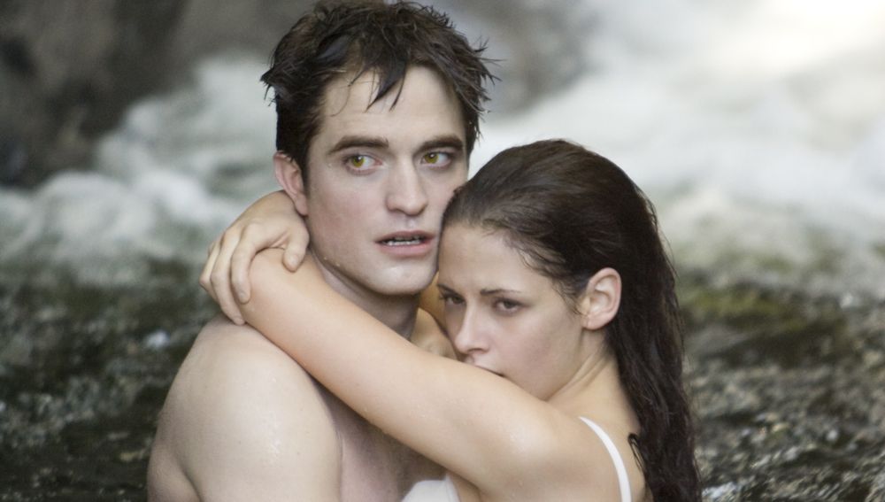 Robert Pattinson y Kristen Stewart como Bella y Edward en 'Crepúsculo'