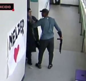 Un entrenador desarma y abraza a un estudiante que quería suicidarse con una escopeta Un entrenador desarma y abraza a un estudiante que quería suicidarse con una escopeta