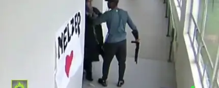 Un entrenador desarma y abraza a un estudiante que quería suicidarse con una escopeta Un entrenador desarma y abraza a un estudiante que quería suicidarse con una escopeta