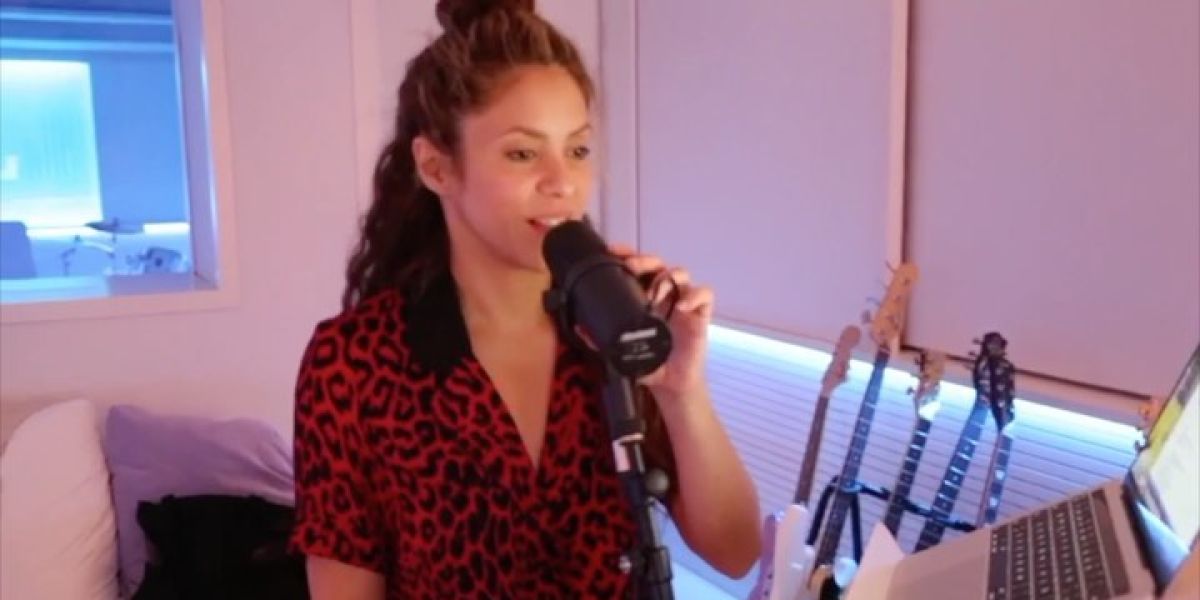 Shakira versiona 'Basket Case' de Green Day