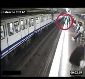 El impactante vídeo con el que Metro de Madrid pide "levantar la vista del móvil" al caminar por los andenes El impactante vídeo con el que Metro de Madrid pide "levantar la vista del móvil" al caminar por los andenes