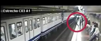 El impactante vídeo con el que Metro de Madrid pide "levantar la vista del móvil" al caminar por los andenes El impactante vídeo con el que Metro de Madrid pide "levantar la vista del móvil" al caminar por los andenes