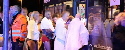 Algunas de las personas evacuadas del centro de swingers en Alemania Algunas de las personas evacuadas del centro de swingers en Alemania