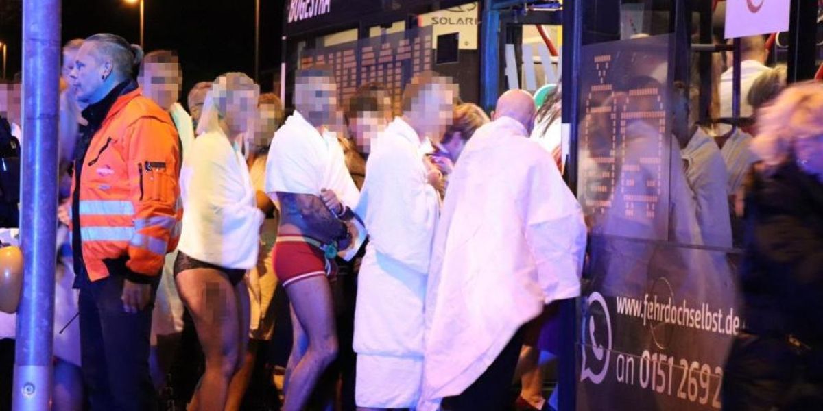 Algunas de las personas evacuadas del centro de swingers en Alemania