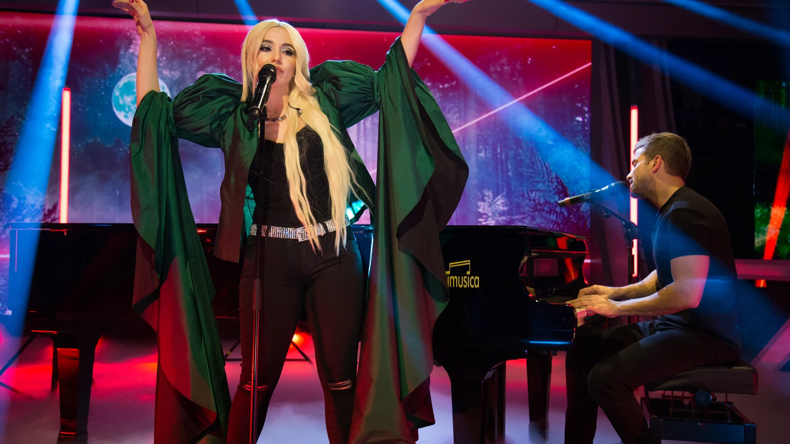 Pablo Alborán y Ava Max sorprenden cantando 'Tabú' en 'El Hormiguero 3.0'