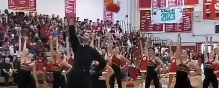 El baile de un cura junto a un grupo de animadoras al ritmo de la Marcha Imperial desata el júbilo de la grada El baile de un cura junto a un grupo de animadoras al ritmo de la Marcha Imperial desata el júbilo de la grada