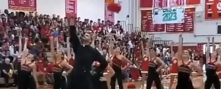 El baile de un cura junto a un grupo de animadoras al ritmo de la Marcha Imperial desata el júbilo de la grada El baile de un cura junto a un grupo de animadoras al ritmo de la Marcha Imperial desata el júbilo de la grada
