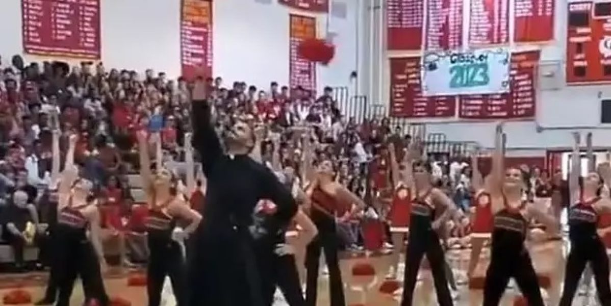 El baile de un cura junto a un grupo de animadoras al ritmo de la Marcha Imperial desata el júbilo de la grada
