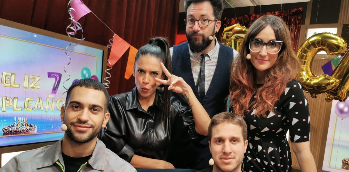 El equipo de 'yu, no te pierdas nada' junto a Mahmood