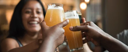 Un grupo de amigos brindando con cerveza Un grupo de amigos brindando con cerveza