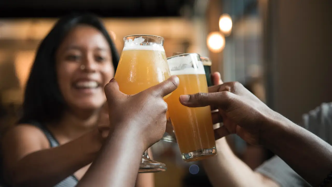 Un grupo de amigos brindando con cerveza Un grupo de amigos brindando con cerveza