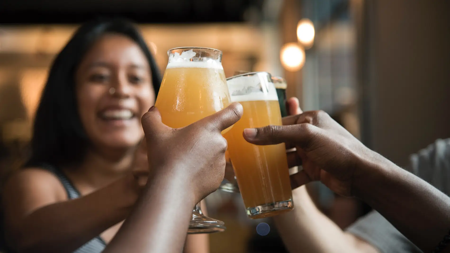 Un grupo de amigos brindando con cerveza