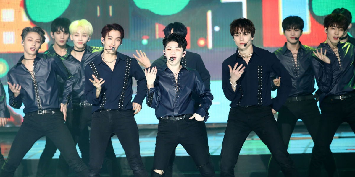 Los miembros de Seventeen durante un concierto