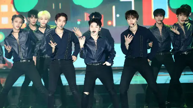 Los miembros de Seventeen durante un concierto