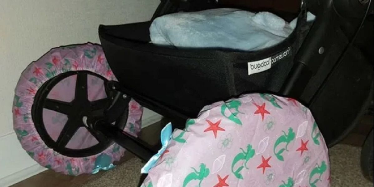 Imagen del carrito al que una madre le ha puesto gorros de ducha en las ruedas