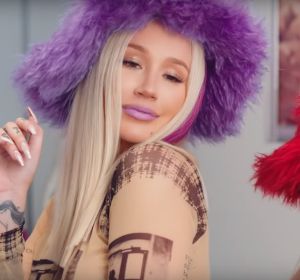 Iggy Azalea y Alice Chater en el videoclip de 'Lola' Iggy Azalea y Alice Chater en el videoclip de 'Lola'