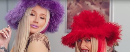 Iggy Azalea y Alice Chater en el videoclip de 'Lola'