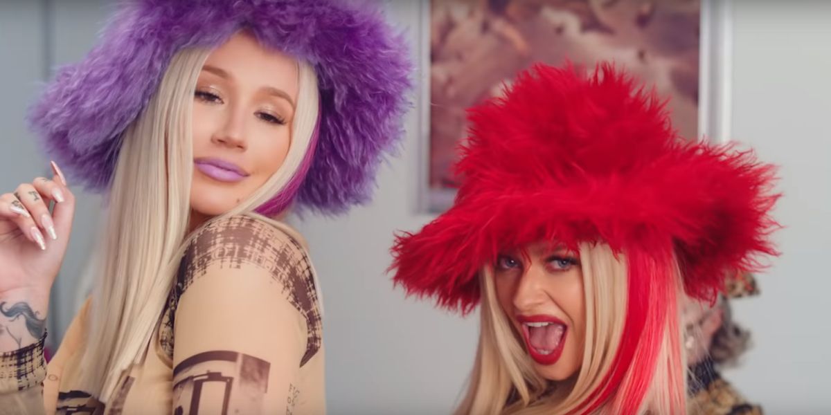 Iggy Azalea y Alice Chater en el videoclip de 'Lola'