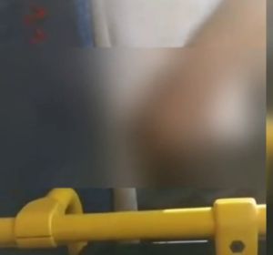 Una joven graba y sube a las redes sociales a un hombre que se masturbaba mirándola en un autobús de Almería Una joven graba y sube a las redes sociales a un hombre que se masturbaba mirándola en un autobús de Almería