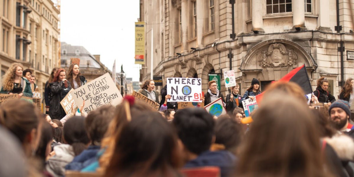 menores protestando contra el cambio climático