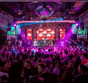 Pista de baile de una discoteca Pista de baile de una discoteca